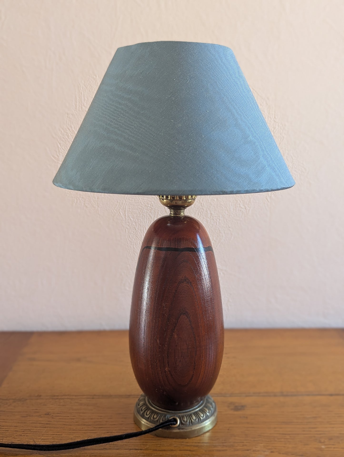 Lampe Japonaise Fait Main avec un Daruma en Bois.