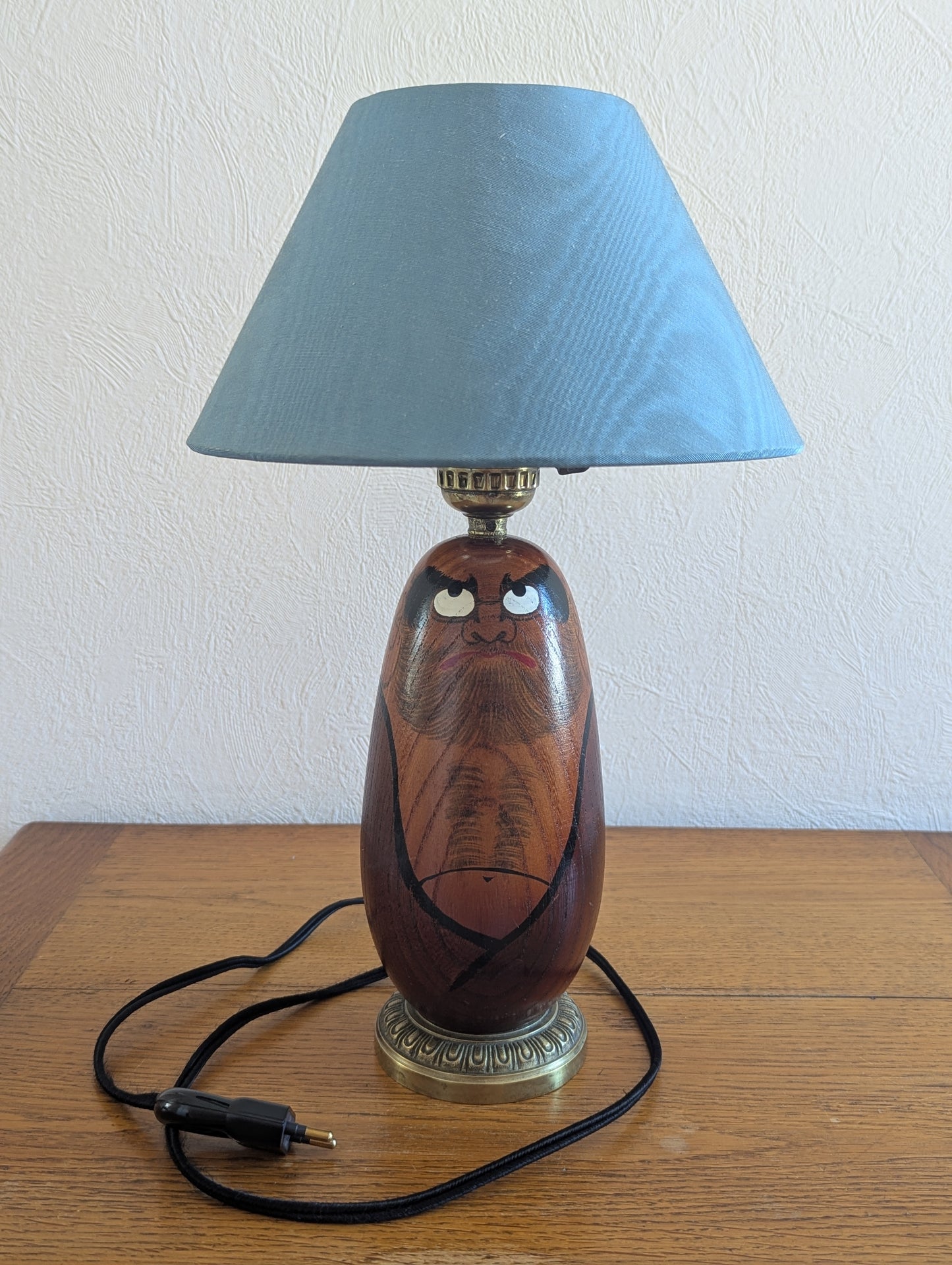 Lampe Japonaise Fait Main avec un Daruma en Bois.