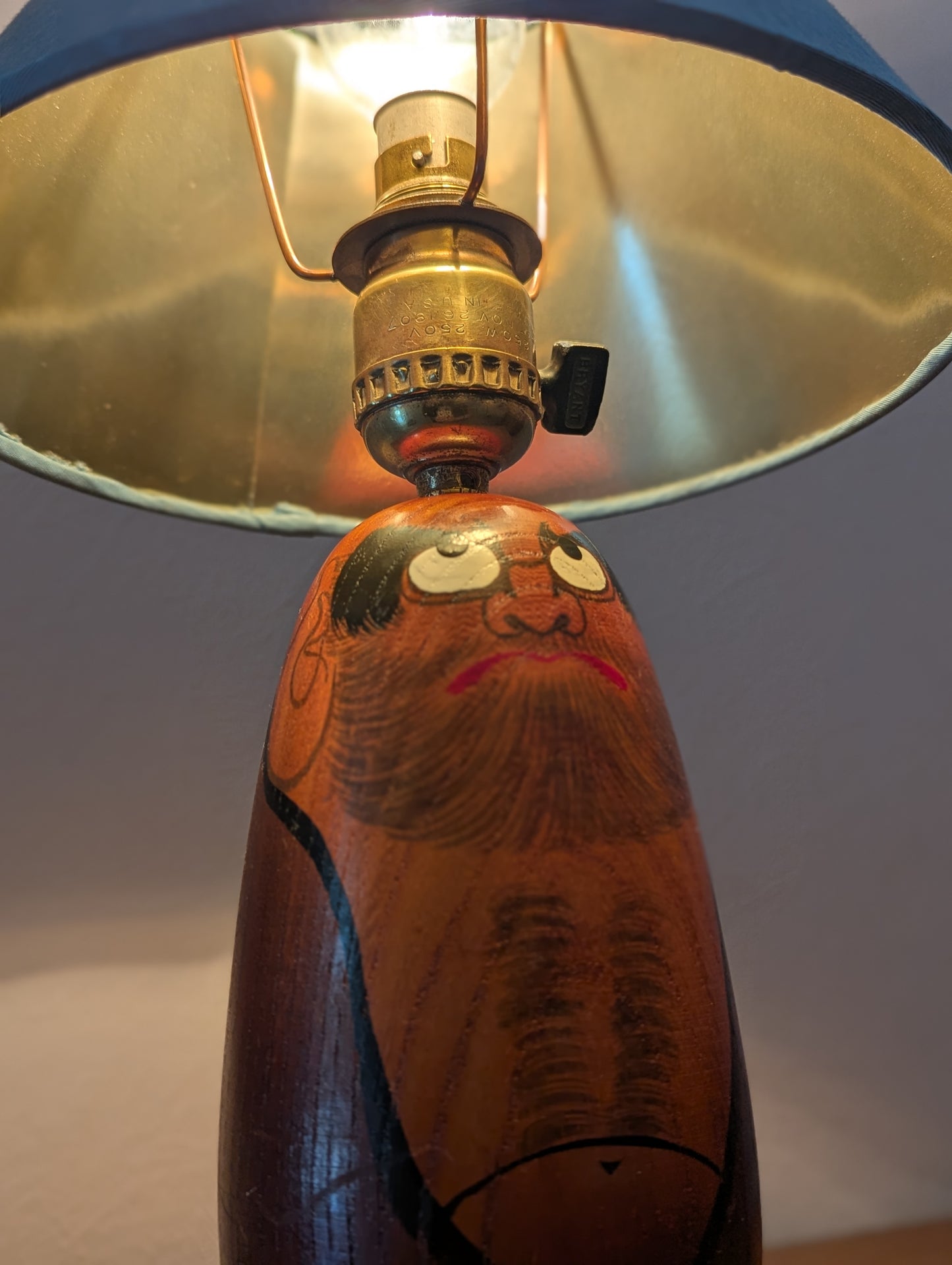 Lampe Japonaise Fait Main avec un Daruma en Bois.