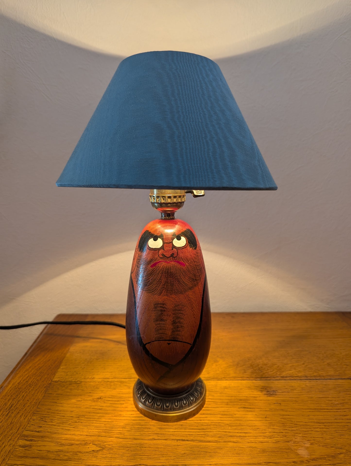 Lampe Japonaise Fait Main avec un Daruma en Bois.