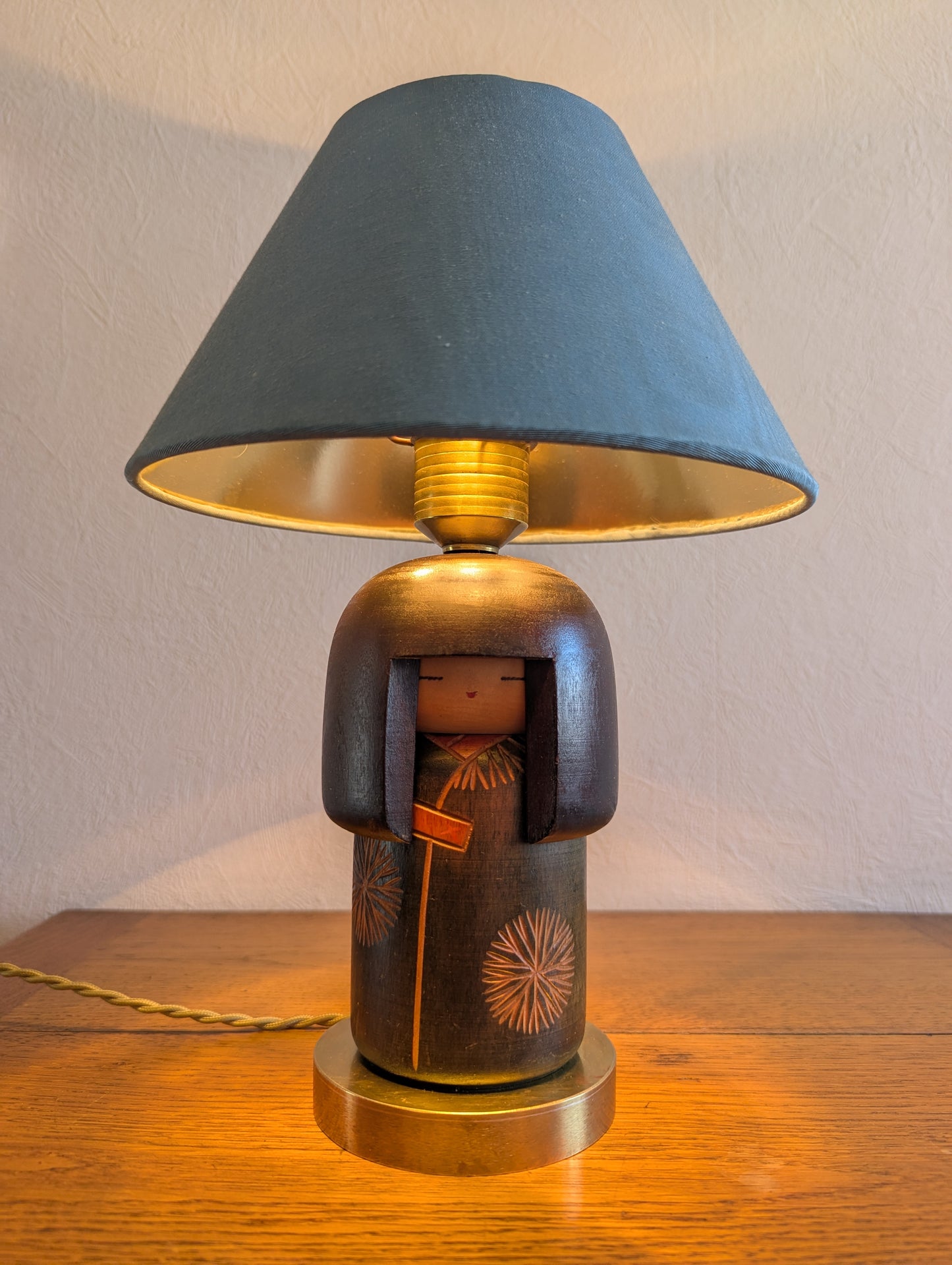 Lampe artisanale vintage avec Kokeshi japonaise de Gunma (signée Sansaku Sekiguchi)