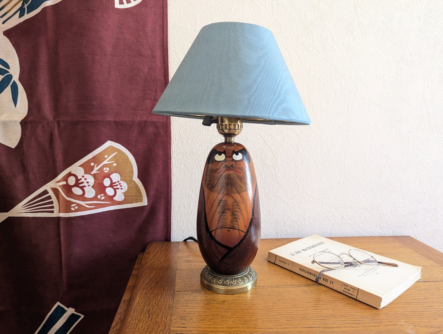 Lampe Japonaise Fait Main avec un Daruma en Bois.