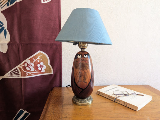Lampe Japonaise Fait Main avec un Daruma en Bois.