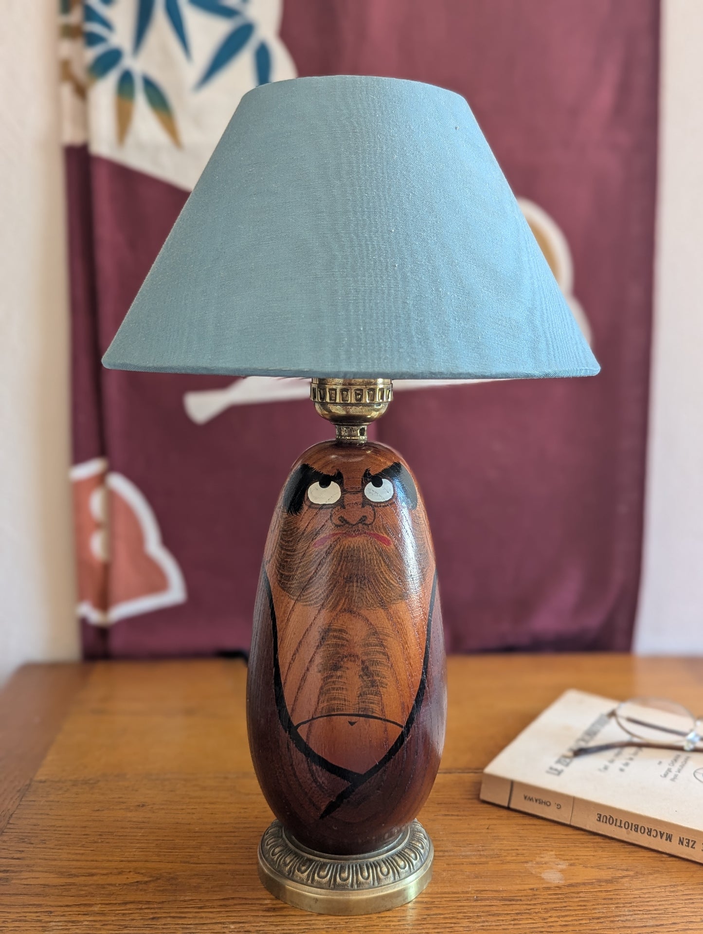 Lampe Japonaise Fait Main avec un Daruma en Bois.