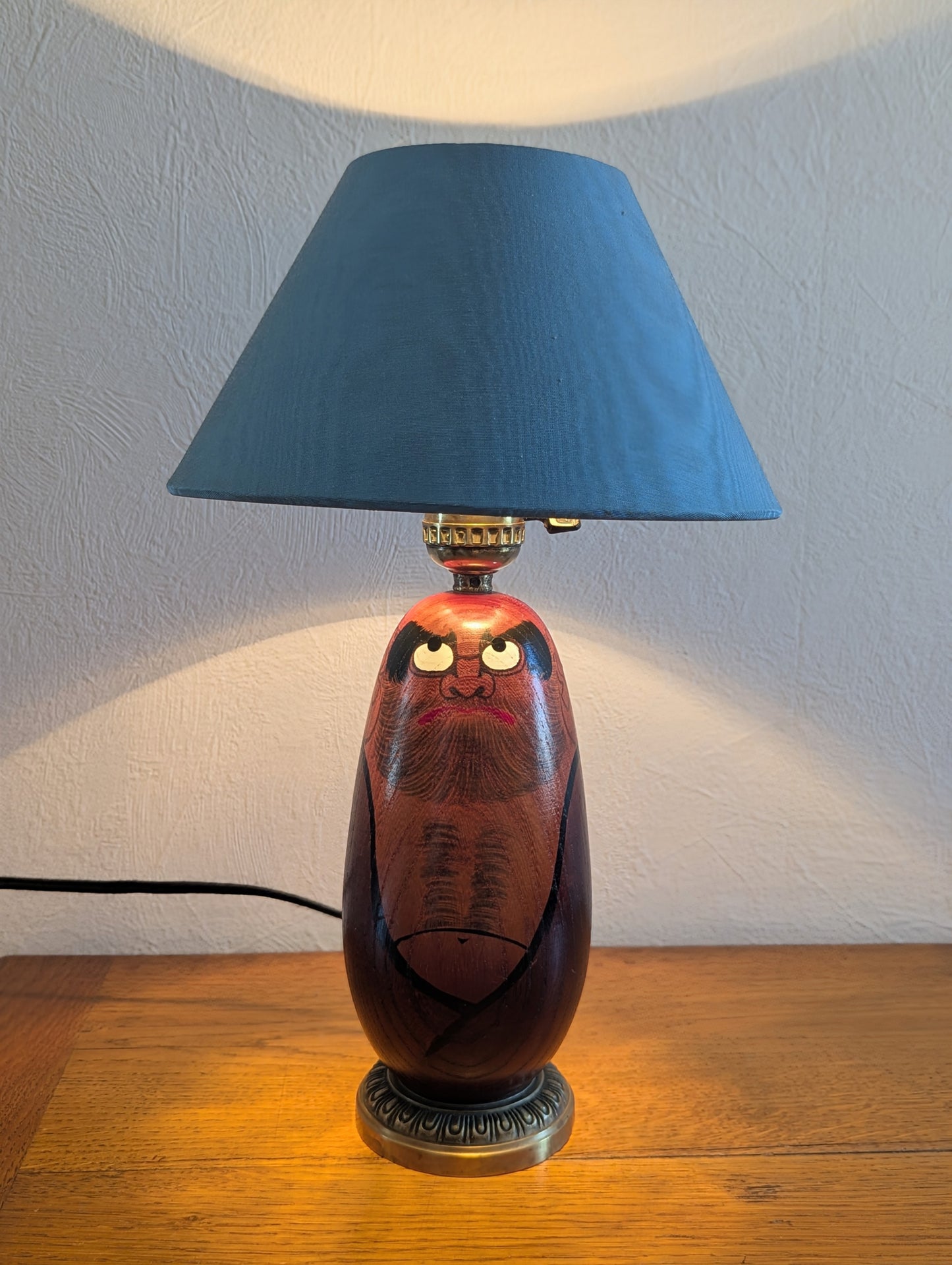 Lampe Japonaise Fait Main avec un Daruma en Bois.