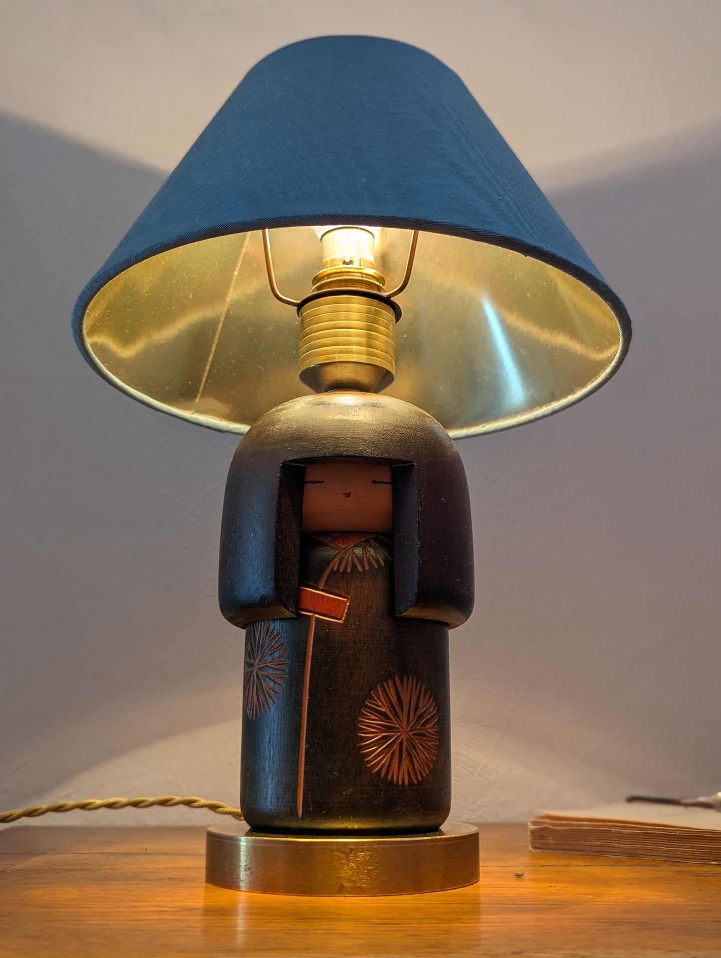 Lampe artisanale vintage avec Kokeshi japonaise de Gunma (signée Sansaku Sekiguchi)