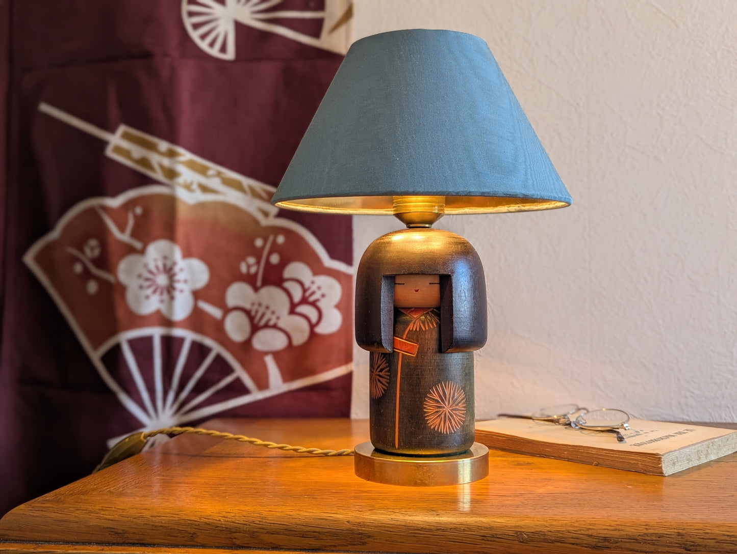 Lampe artisanale vintage avec Kokeshi japonaise de Gunma (signée Sansaku Sekiguchi)