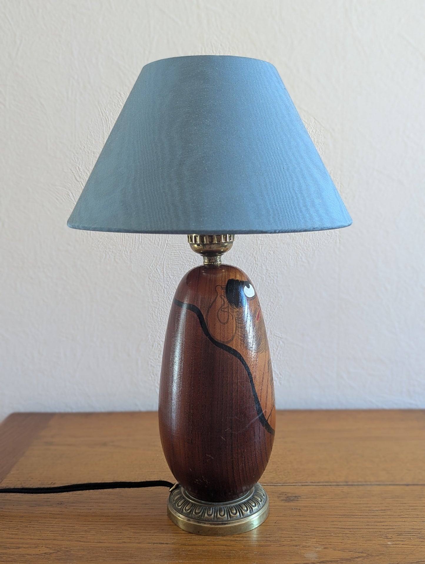 Lampe Japonaise Fait Main avec un Daruma en Bois.