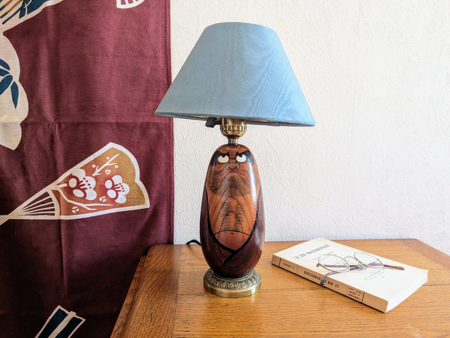 Lampe Japonaise Fait Main avec un Daruma en Bois.