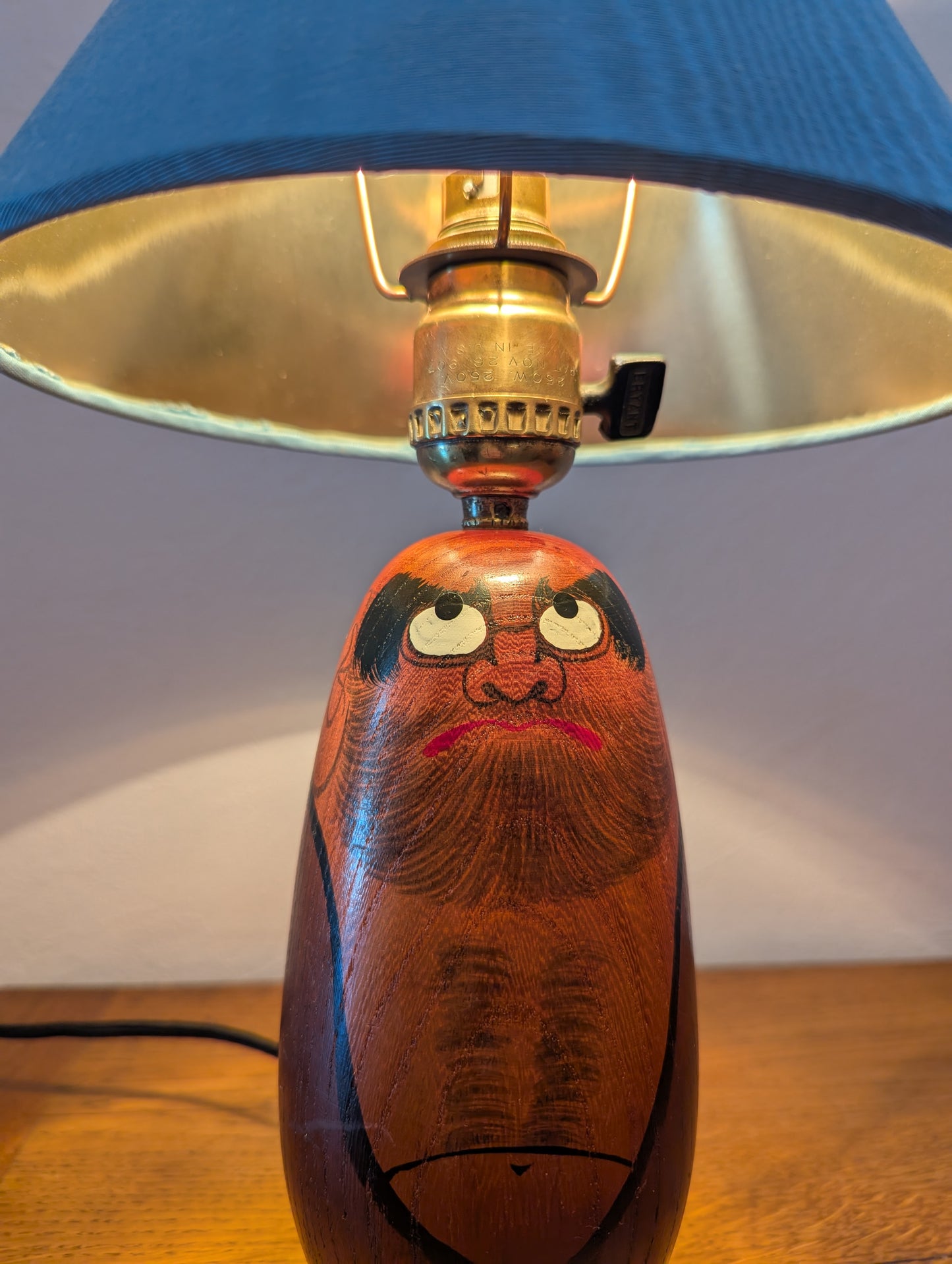 Lampe Japonaise Fait Main avec un Daruma en Bois.