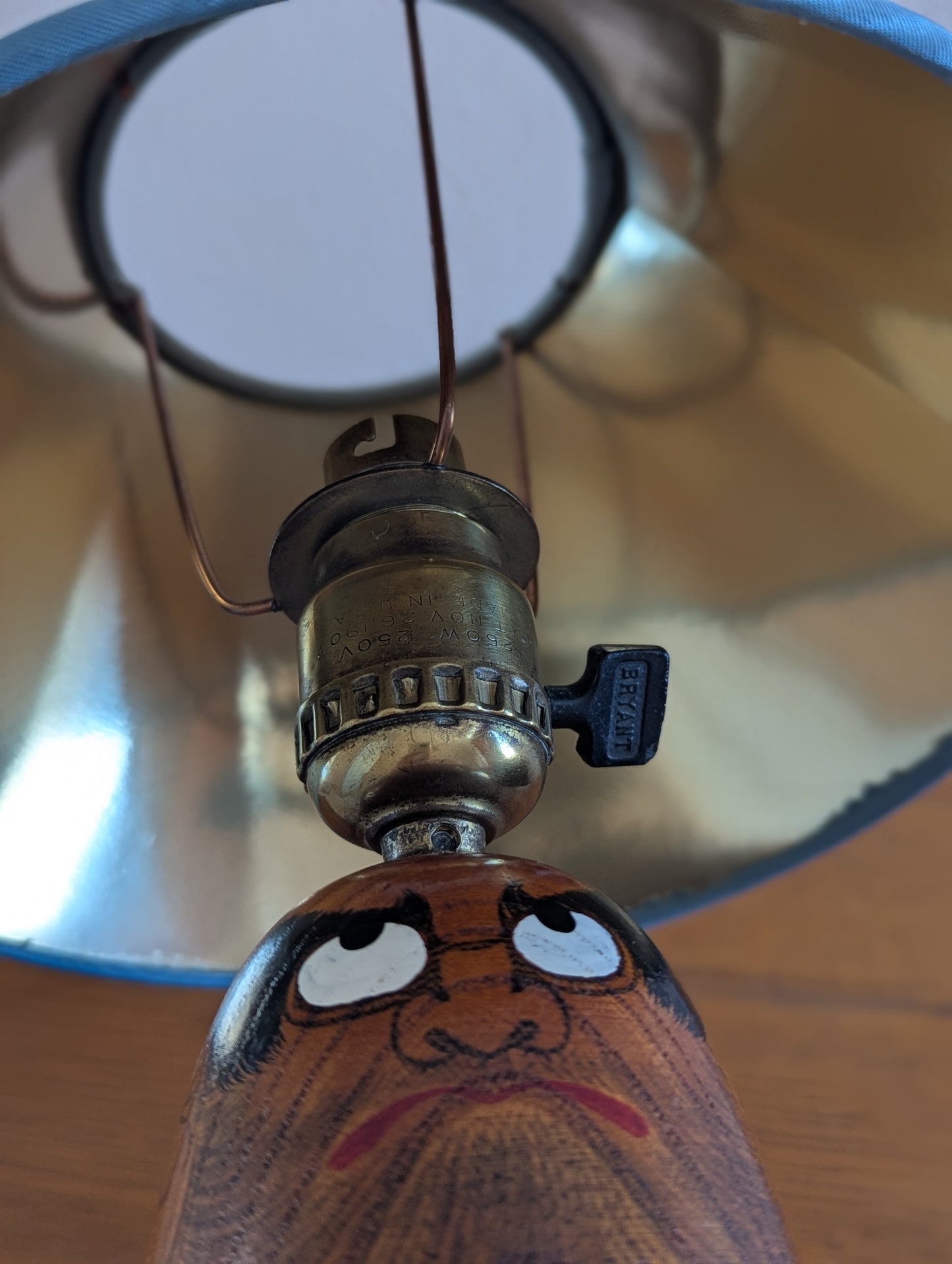 Lampe Japonaise Fait Main avec un Daruma en Bois.